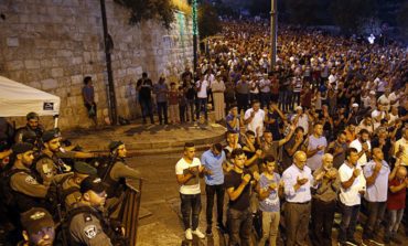 Netanyahu climbdown in Al-Aqsa standoff, thousands of worshipers surge into holy site