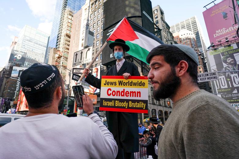 Pro-Palestine ultra-Orthodox Jews counter-protest a pro-Israel rally at Times Square in New York City, May 12. Photo: David 'Dee' Delgado/Reuters