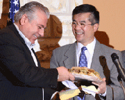 U.S. Commerce Secretary visits Arab American community, listens to business concerns