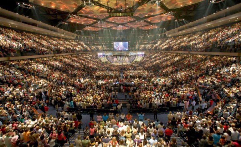 Mosques stay open to aid Harvey victims, while Texas’ largest megachurch closes doors