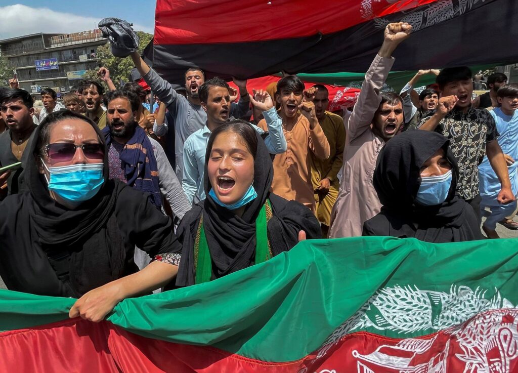 People carry the national flag at a protest held during the Afghan Independence Day in Kabul, Afghanistan August 19. Photo: Reuters/Stringer 