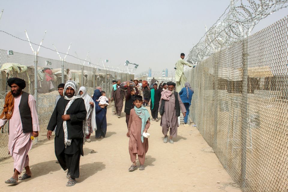 People arriving from Afghanistan make their way at the Friendship Gate crossing point at the Pakistan-Afghanistan border town of Chaman, Pakistan, August 16. Photo: Stringer/Reuters
