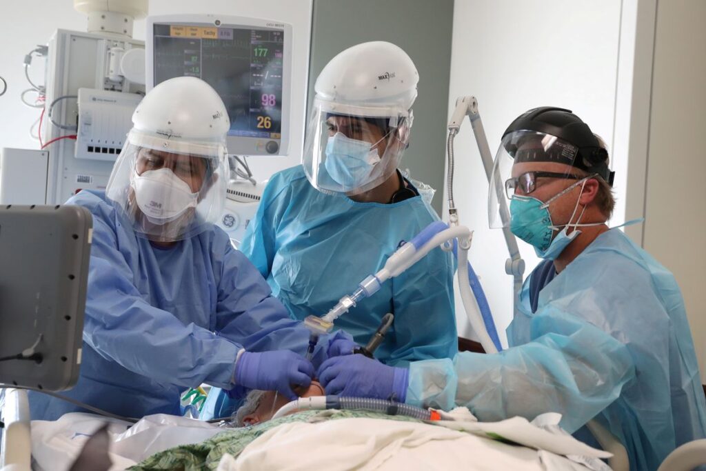 Doctors intubate a COVID-19 patient in the COVID-19 ICU at Providence Mission Hospital in Mission Viejo, California, U.S., Jan. 8. Photo: Lucy Nicholson/Reuters