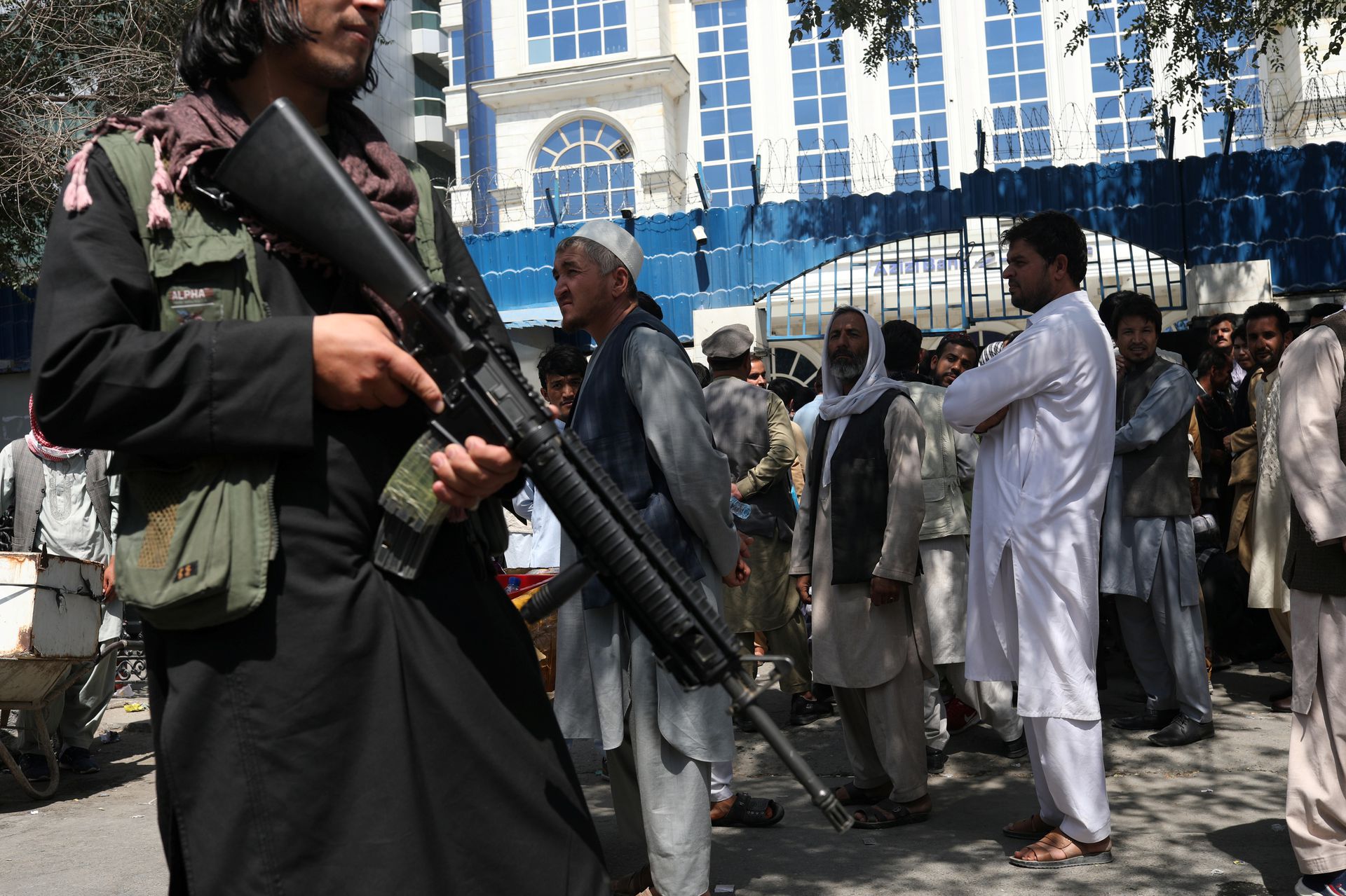 A Taliban security member holding a rifle ensures order in front of Azizi Bank in Kabul, Afghanistan, September 4. Photo: West Asia News Agency