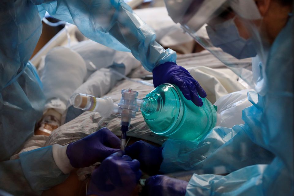 Critical care workers insert an endotracheal tube into a coronavirus disease (COVID-19) positive patient in the intensive care unit (ICU) at Sarasota Memorial Hospital in Sarasota, Florida, Feb. 11. Photo: Shannon Stapleton/Reuters